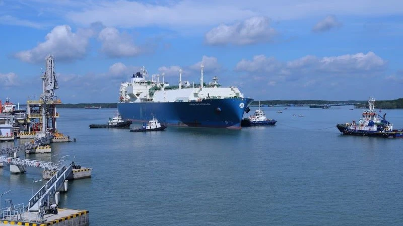Tàu vận chuyển LNG nhập khẩu cập cảng Thị Vải (Bà Rịa-Vũng Tàu)