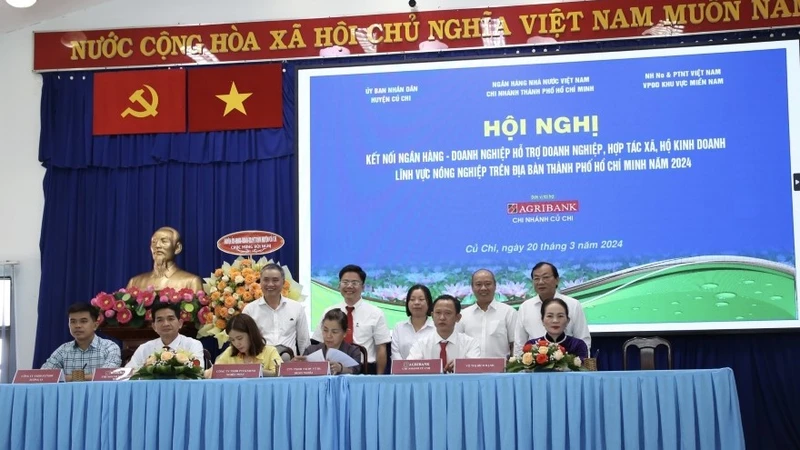 Đại diện Agribank trên địa bàn Thành Phố Hồ Chí Minh ký kết hỗ trợ khách hàng trong năm 2024.