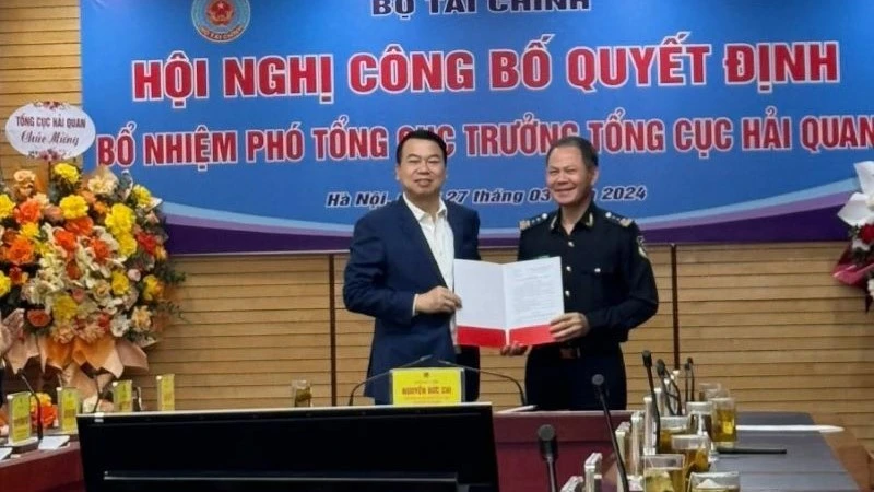 Lãnh đạo Bộ Tài chính trao Quyết định bổ nhiệm chức Phó Tổng cục trưởng Tổng cục Hải quan cho ông Đinh Ngọc Thắng.