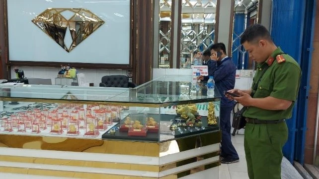 Lực lượng chức năng kiểm tra, thu giữ nhiều trang sức, vàng không rõ nguồn gốc xuất xứ. Ảnh: Cục Quản lý thị trường Thành phố Hồ Chí Minh