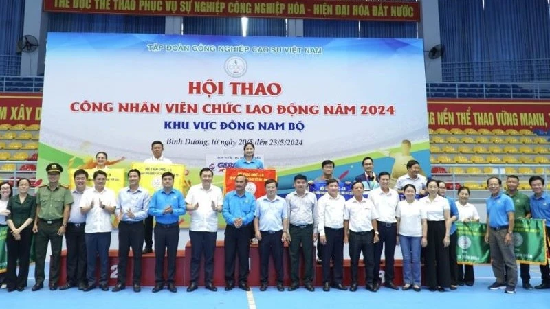 Các đội thi nhận cờ chụp ảnh lưu niệm cùng lãnh đạo Tập đoàn Công nghiệp Cao-su Việt Nam và Ban tổ chức.