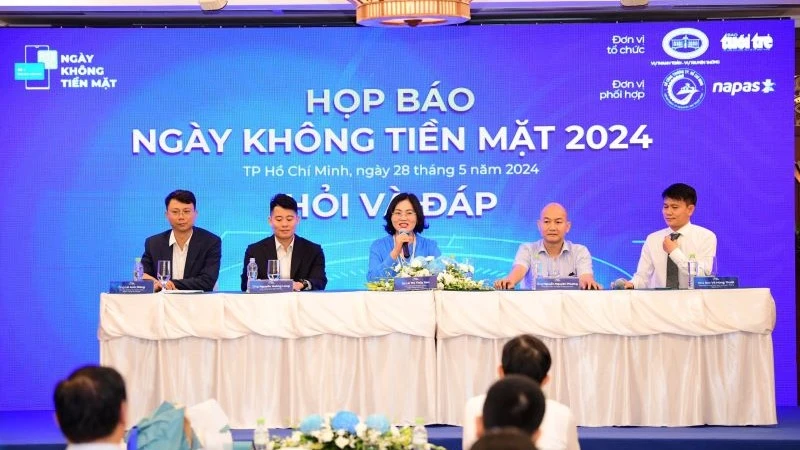 Các đại biểu chia sẻ thông tin về chuỗi sự kiện Ngày không tiền mặt năm 2024.