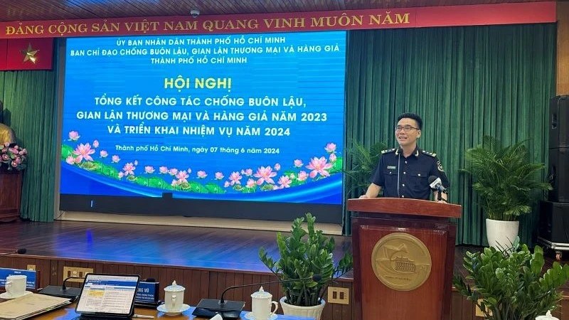 Lãnh đạo Cục Hải quan Thành phố Hồ Chí Minh báo cáo công tác chống buôn lậu, gian lận thương mại và hàng giả.
