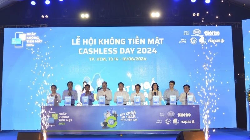 Các đại biểu thực hiện nghi thức khai mạc Lễ hội Không tiền mặt - Cashless Day 2024. (Ảnh: QUANG ĐỊNH)