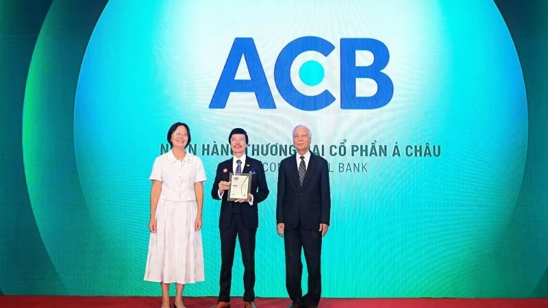 Đại diện ACB nhận giải Top 50 Doanh nghiệp phát triển bền vững tiêu biểu do Tạp chí Nhịp Cầu Đầu Tư tổ chức.