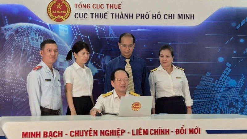 Ban tổ chức bấm số chọn người trúng thưởng Hóa đơn may mắn quý II/2024.