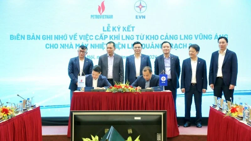 Ông Phạm Văn Phong, Tổng Giám đốc PV GAS và ông Ngô Sơn Hải, Phó Tổng Giám đốc EVN ký kết biên bản ghi nhớ.