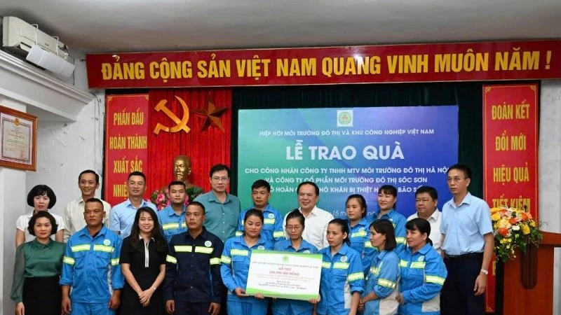 Hiệp hội Môi trường đô thị và Khu công nghiệp Việt Nam tặng quà cho Công ty Trách nhiệm hữu hạn Một thành viên Môi trường đô thị Hà Nội.