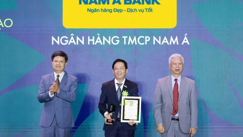 Đại diện Nam A Bank nhận giải thưởng tại chương trình.