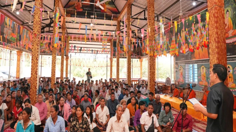 Lãnh đạo Công ty Cổ phần cao-su Chư Sê Kampong Thom chia sẻ thông tin với người dân địa phương tại buổi làm việc.