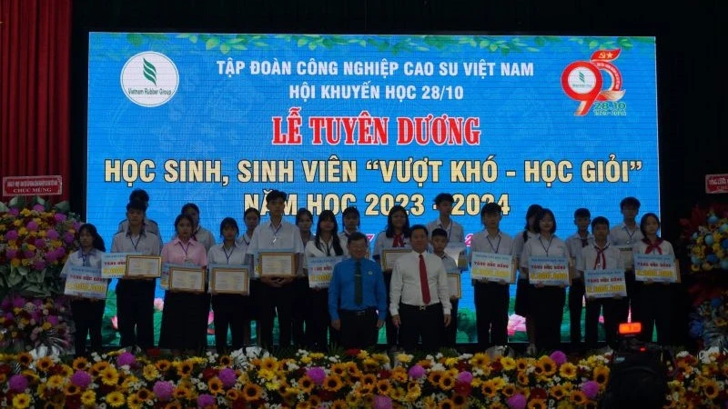 Tuyên dương các em học sinh, sinh viên vượt khó, học giỏi.