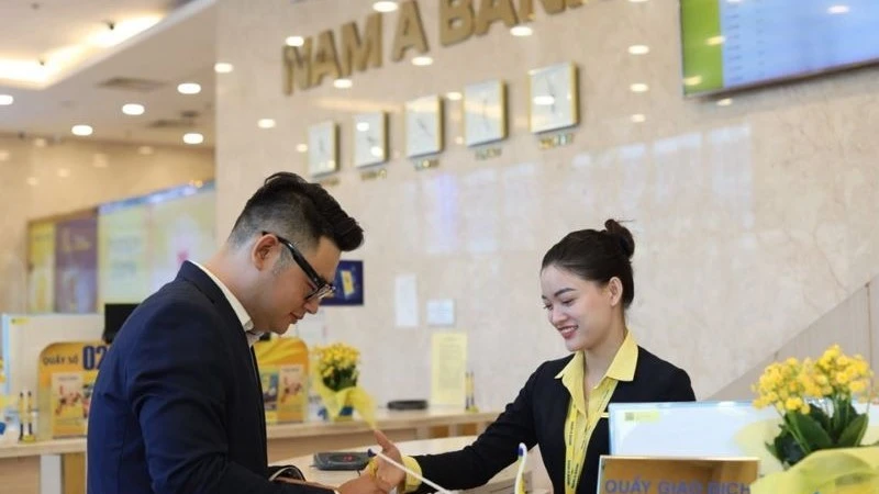 Khách hàng giao dịch tại Nam A Bank.