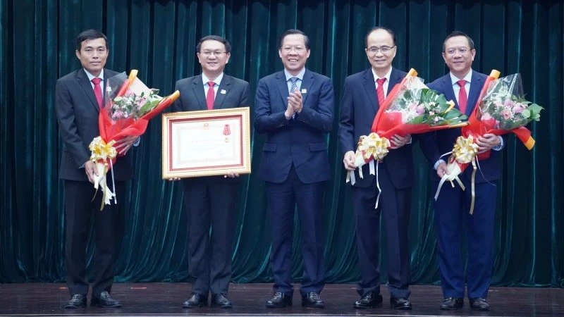 Đại diện lãnh đạo Sở Thông tin và Truyền thông Thành phố Hồ Chí Minh đón nhận Huân chương Lao động hạng Nhì.