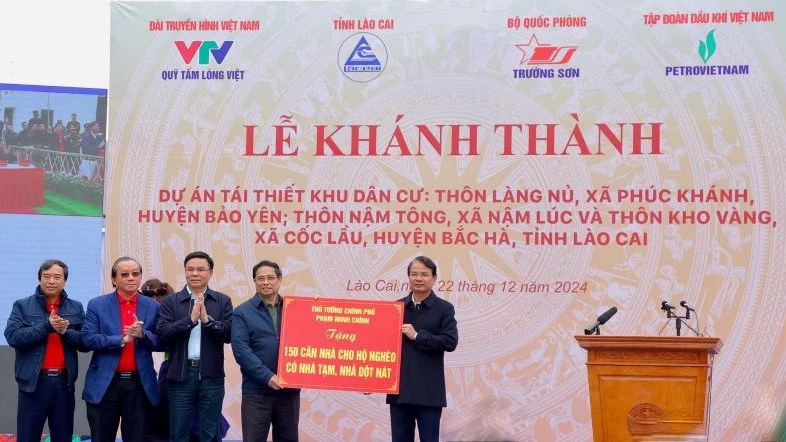 Thủ tướng Phạm Minh Chính trao tặng 150 căn nhà cho hộ nghèo đang ở nhà tạm, nhà dột nát trên địa bàn tỉnh Lào Cai.