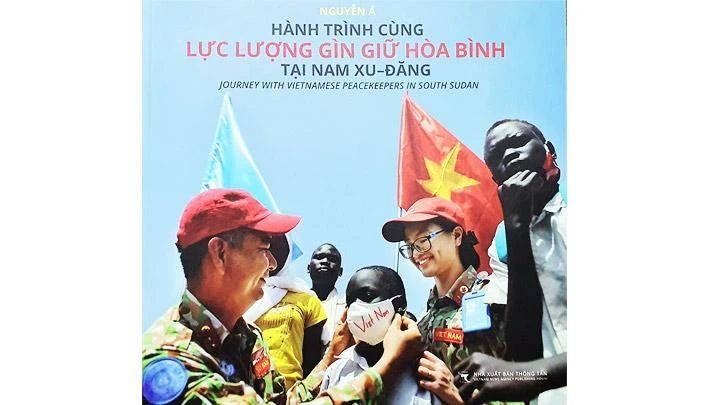 Bìa cuốn sách “Hành trình cùng Lực lượng gìn giữ hòa bình tại Nam Sudan”.