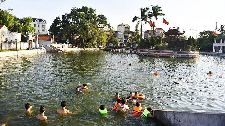 Ao làng được sử dụng làm nơi tập bơi và tắm mát an toàn cho thanh, thiếu niên.