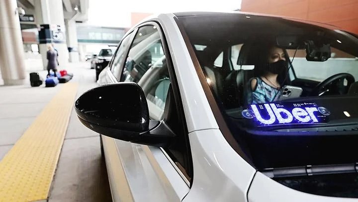 Một tài xế Uber đang đợi đón khách tại Salt Lake, Mỹ. Ảnh: DESERET NEWS