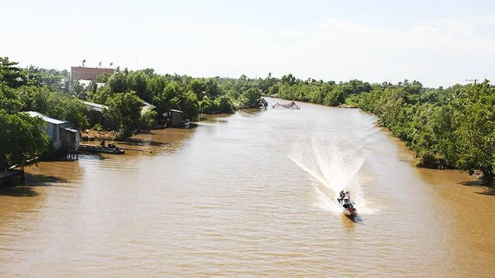 Những chuyến đò chạy dọc dòng Thầy Qươn cũng ngày một ít đi vì giao thông đường bộ đã thuận lợi hơn. Ảnh: TRƯƠNG CHÍ HÙNG
