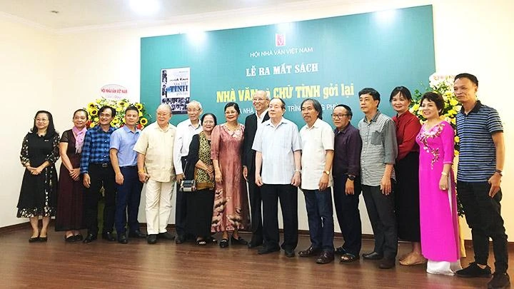Nhà văn Trình Quang Phú (áo comple đen) cùng các đồng nghiệp trong cuộc ra mắt sách.