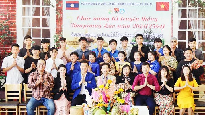 Đoàn Trường đại học Đà Lạt tổ chức cho sinh viên Lào đón Tết Bunpimay.