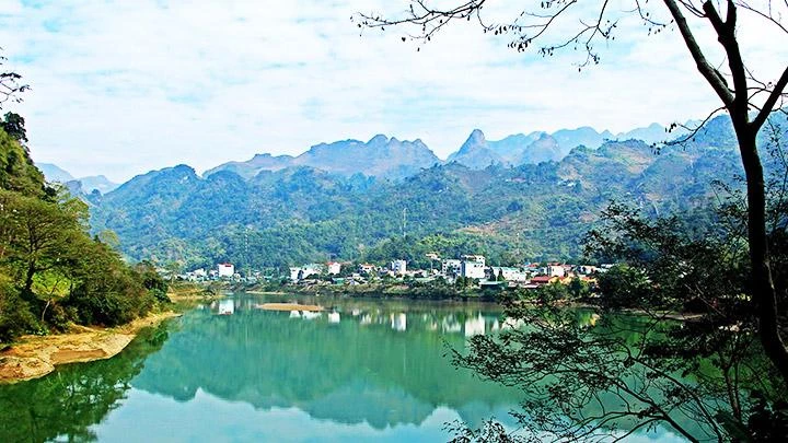 Sông Gâm đoạn chảy qua thị trấn Bảo Lạc, Cao Bằng. Ảnh: ĐỨC SƠN