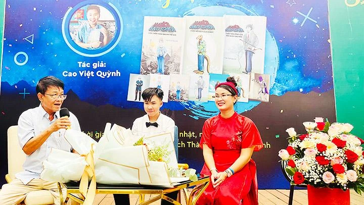 Tác giả nhí Cao Việt Quỳnh giao lưu với độc giả tại TP Hồ Chí Minh nhân dịp ra mắt bộ tiểu thuyết giả tưởng đầu tay. 