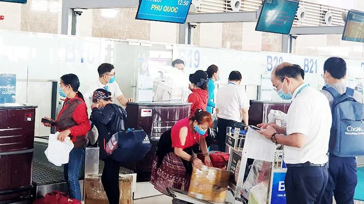 Hành khách làm thủ tục tại cảng hàng không quốc tế Nội Bài. Ảnh: SONG ANH