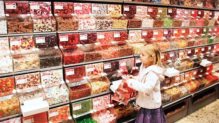 Một em bé đi chọn kẹo trong ngày Lördagsgodis. Ảnh: SARTUDAY SWEETS