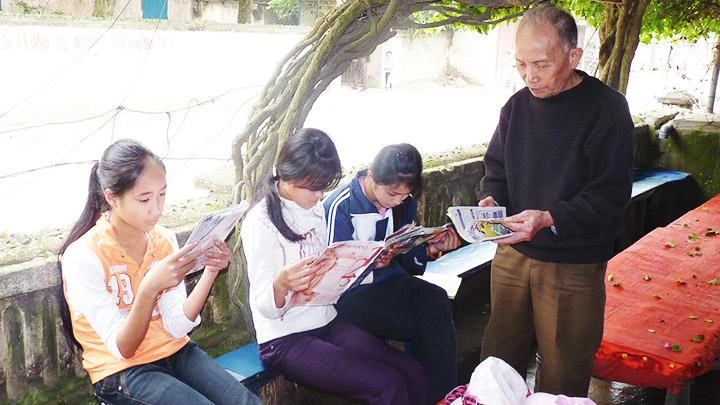 Ở nhiều vùng quê, trẻ em vẫn ham tìm đọc sách văn học.