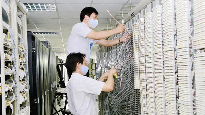Kỹ sư của Tập đoàn Bưu chính Viễn thông Việt Nam kiểm tra, vận hành hệ thống trung tâm dữ liệu. Ảnh: VNPT