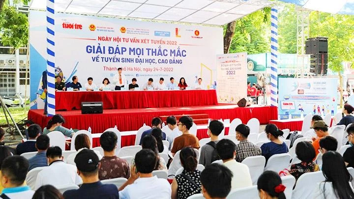 Đông đảo thí sinh tham gia Ngày hội tư vấn tuyển sinh năm 2022. Ảnh: BÍCH NGỌC