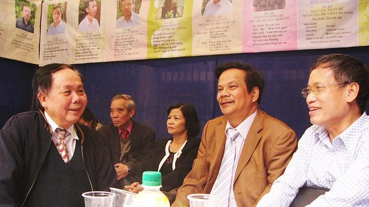 Nhà thơ Trần Quang Quý (thứ hai từ phải sang) cùng các đồng nghiệp trong một dịp kỷ niệm Khoa viết văn - báo chí Trường đại học Văn hóa Hà Nội (tiền thân là Trường viết văn Nguyễn Du, ông từng học khóa II, 1983-1985).