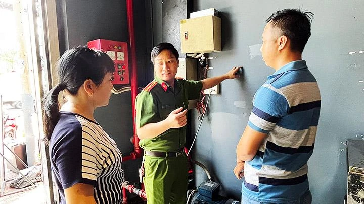Kiểm tra an toàn thiết bị phòng cháy, chữa cháy tại các cơ sở kinh doanh dịch vụ karaoke trên địa bàn Thành phố Hồ Chí Minh.