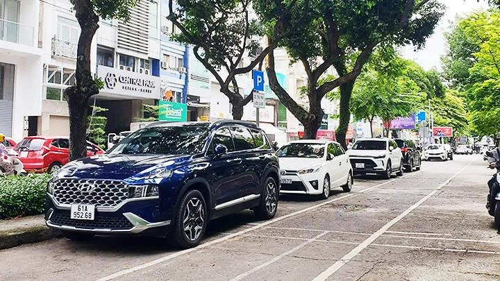 Thành phố Hồ Chí Minh đang tổ chức cho ô-tô đậu có thu phí ở các tuyến đường trung tâm.