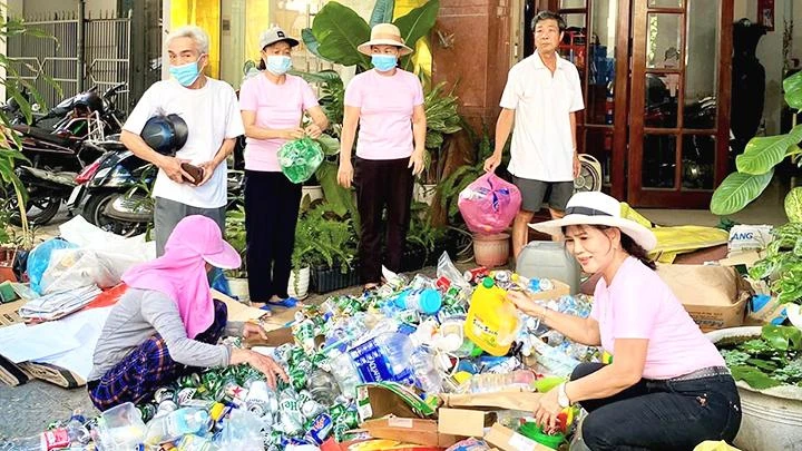 Hằng tuần, Hội Phụ nữ Tân Lập 1A đều ra quân thu gom rác tài nguyên.