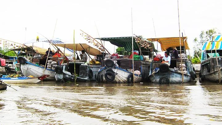 Những ghe hàng trên chợ nổi Ngã Năm.