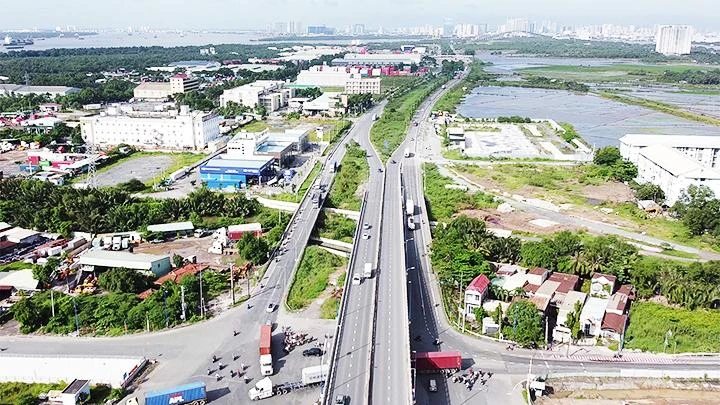 Thành phố Hồ Chí Minh và các địa phương lân cận đang gặp khó trong công tác đền bù, giải phóng mặt bằng để xây dựng hạ tầng giao thông kết nối.