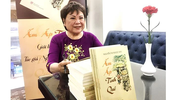 Bà Nguyễn Thị Ngọc Mai ký tặng sách độc giả.