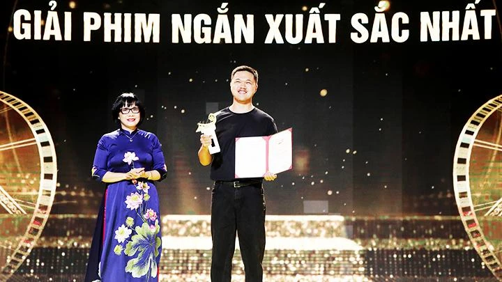Đạo diễn trẻ Nguyễn Phạm Thành Đạt nhận giải phim ngắn xuất sắc nhất tại lễ bế mạc Haniff VI.