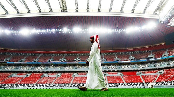 Một sân bóng đá được trang bị hệ thống điều hòa nhiệt độ của Qatar. Ảnh: AP