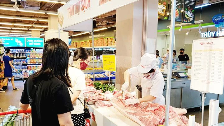 Quầy bán thịt sạch tại siêu thị. Ảnh: NAM ANH