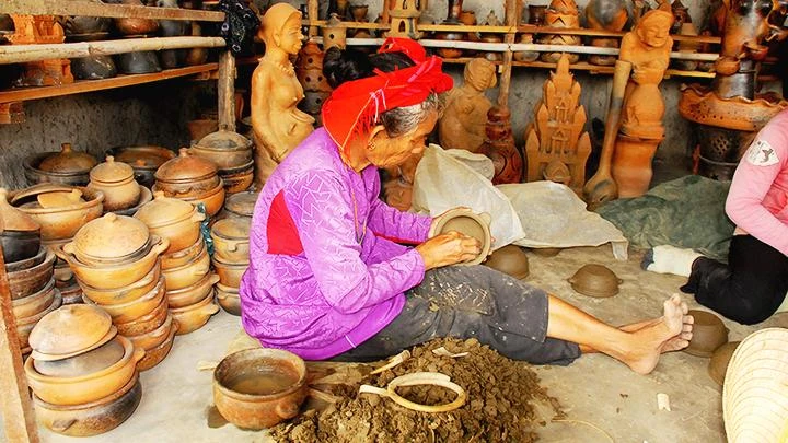 Gốm Chăm truyền thống được tạo nên từ đôi tay tài hoa của những người phụ nữ. Ảnh: ĐỨC DƯƠNG