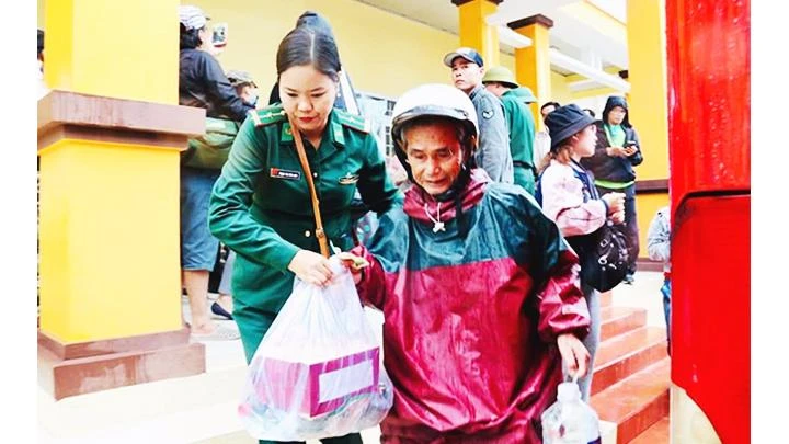 Thiếu tá, nhà văn Phạm Vân Anh trong chuyến tặng quà cứu trợ đồng bào bão lụt tại Quảng Trị năm 2020.