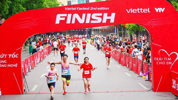 Giải chạy “Trái tim cho em” được Viettel phát động hằng năm tạo nguồn thu ủng hộ trẻ mắc bệnh tim trên cả nước.
