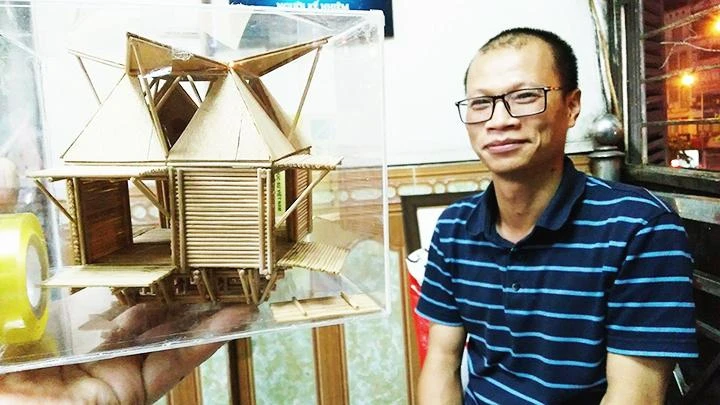 Kiến trúc sư Đoàn Thanh Hà bên một mẫu nhà sử dụng nguyên liệu tre.