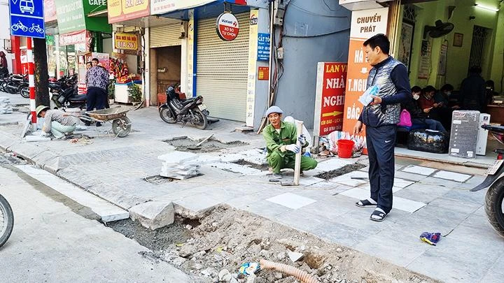 Thi công vỉa hè trên đường Nguyễn Trãi, quận Thanh Xuân.