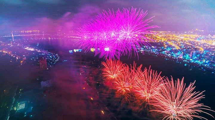 Lễ hội pháo hoa quốc tế Đà Nẵng trở thành sự kiện thu hút đông đảo khách du lịch.