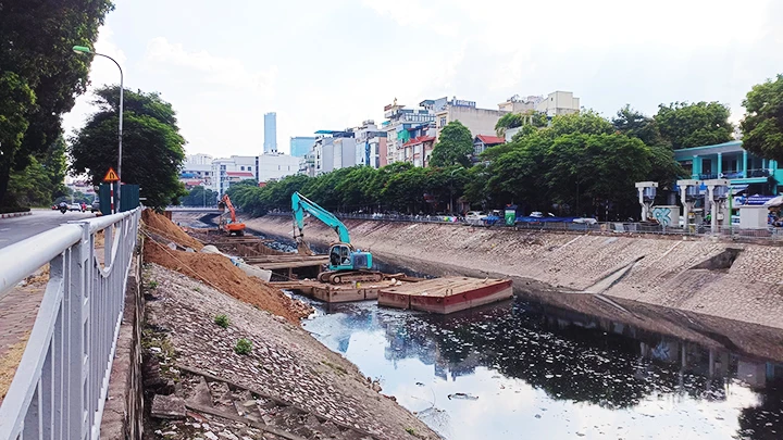 Hệ thống xử lý nước thải đô thị còn hạn chế, gây ô nhiễm môi trường.