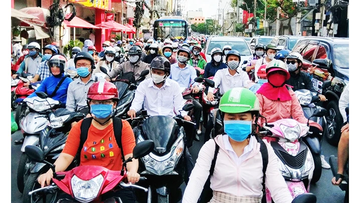 Thành phố Hồ Chí Minh đang bị ô nhiễm không khí vượt chuẩn, ảnh hưởng đến sức khỏe người dân.