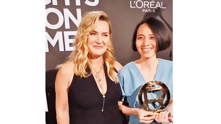 Đạo diễn Mai Vũ (bên phải) nhận giải thưởng tại LHP Cannes.